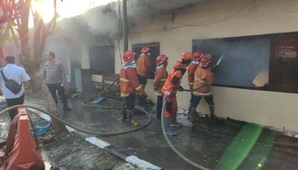 Dua Ruangan Mapolresta Kediri Terbakar