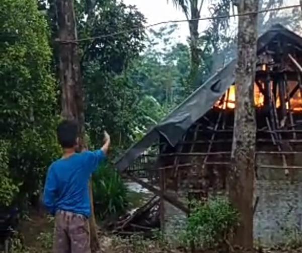 Anak Sulung Ayah Bejat Mengaku Muak, Rumah Bilik di Cisompet Garut pun Dibakar