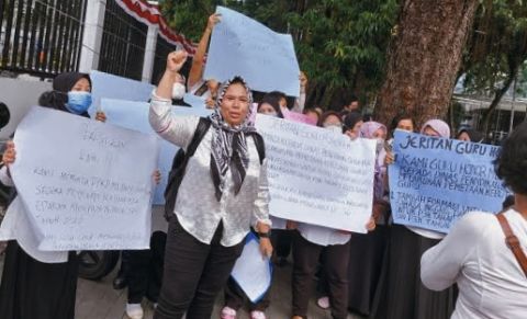 Gelar Unjuk Rasa, Puluhan Guru Honorer Minta DPRD Medan Perjuangkan Nasib Mereka