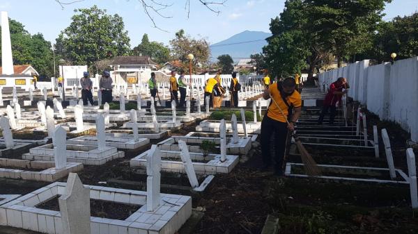 HUT Bhayangkara ke-76, Polres Cianjur Keroyokan Sapu Bersih Sampah di Taman Makam Pahlawan