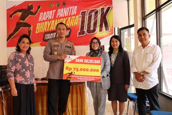 Dukung Event Bhayangkara Run 10K, Bank Sulselbar Serahkan Dana Bantuan Rp75 juta