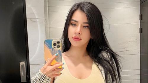 Maria Vania Mirror Selfie Pakai Tanktop Kuning, Netizen Auto Jatuh Cinta