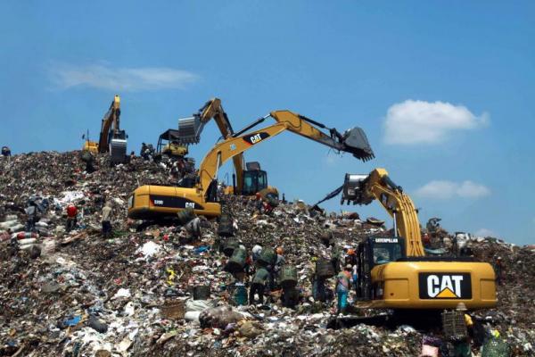 100 Ton Sampah Sisa Malam Takbiran Diangkut ke TPA Cipayung Depok