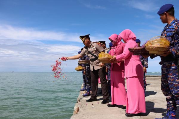 Polres Aceh Barat Gelar Ziarah dan Tabur Bunga di Taman Makam Pahlawan