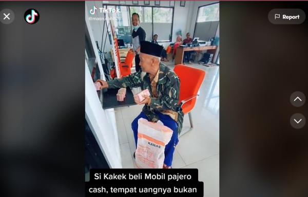 Viral! Kakek Ini Beli Mobil Pajero Tunai dengan Uang Sekarung, Pulangnya Nyetir Sendiri