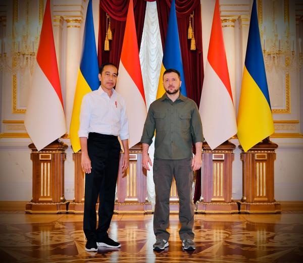 Bertemu dengan Presiden Ukraina Zelensky di Istana Maryinsky, Begini Penampilan Jokowi