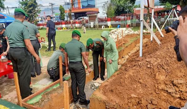 Peletakkan Batu Pertama Pembangunan TK Kartika di Torut oleh Ketua Yayasan Cabang XX Hasanuddin