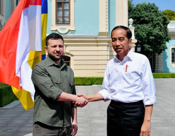 Pertemuan Presiden Jokowi dengan Presiden Ukraina Zelensky di Istana Maryinsky Berjalan Aman