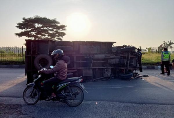 Hindari Motor Ugal Ugalan, Truk Pengangkut Kain Terguling di Palimanan Cirebon