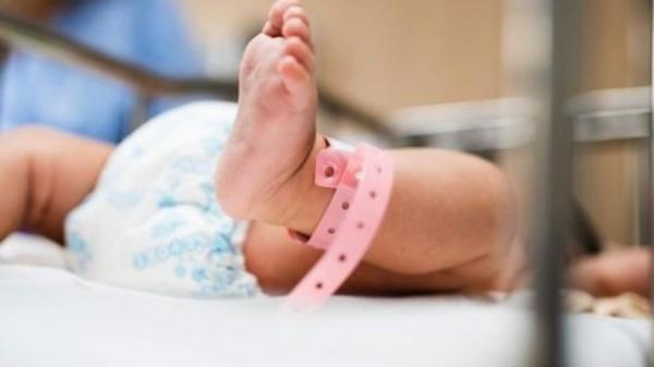 Tak Sempat ke Rumah Sakit, Ibu Muda di Berau Melahirkan di Trotoar 