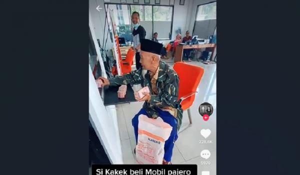 Viral! Seorang Kakek di Surabaya Beli Mobil Pajero dengan Uang Sekarung