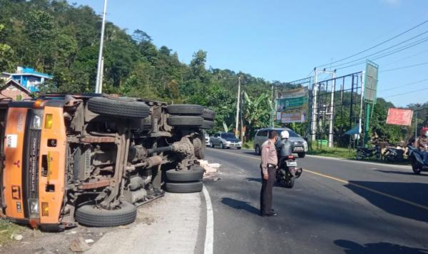 Truk Tronton Terguling di Gentong, Bus Pariwisata Masuk Jurang di Rajapolah, 4 Orang Tewas