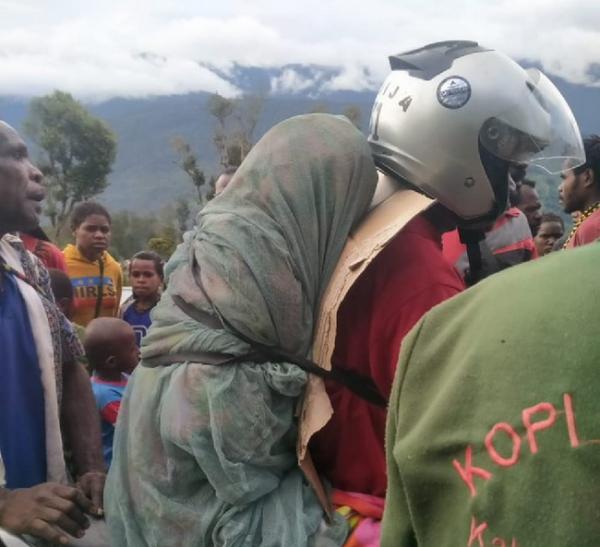 Kisah Pilu, Jenazah Pendeta di Papua Terpaksa Diikat dan Bawa Pakai Motor karena Tak Ada Ambulans