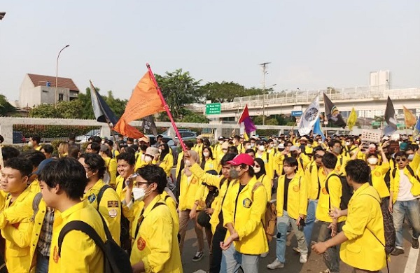 Ratusan Mahasiswa UI Demo Tolak RUU KUHP di Depan Gedung DPR Senayan