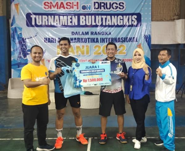 Kapolsek Gunung Jati, Juarai Smash On Drugs Turnamen Bulu Tangkis di BNN Kota Cirebon