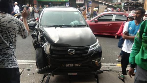 Mobil Tabrak Angkot, Sopir Terjepit Badan Kendaraan di Cipanas