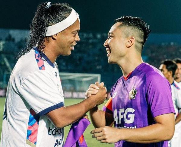 Viral Dicap Adu Kungfu, Persik Kediri Kembalikan Trofi Trofeo Ronaldinho