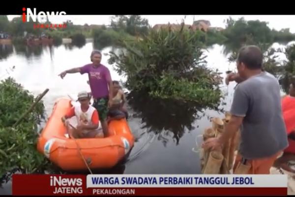 Warga Tegaldowo Bergotong Royong Memperbaiki Tanggul Jebol dengan Karung Tanah