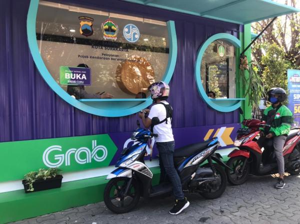 Grab dan Ovo Hadirkan Pelayanan Pajak Drive Thrue Pertama di Indonesia