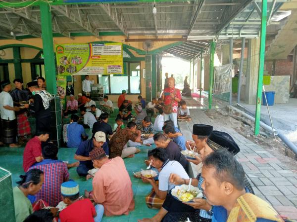 250 Jemaah Makan Siang Bersama Usai Sholat Jumat