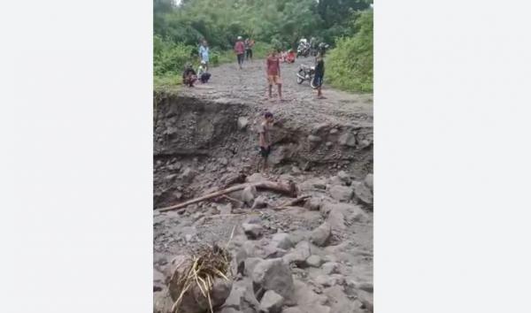 Nekat Terjang Sungai Kering saat Hujan Deras, Truk Terseret Banjir di Ngada NTT