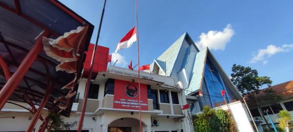 PDIP Jabar Kibarkan Bendera Setengah Tiang, Bentuk Duka Cita Mendalam atas Kepergian Tjahjo Kumolo