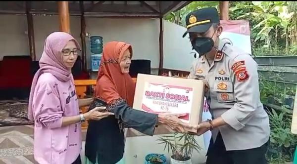 HUT Bhayangkara ke-76, Polsek Nagrak Polres Sukabumi Berikan Sembako kepada Warga Disabilitas