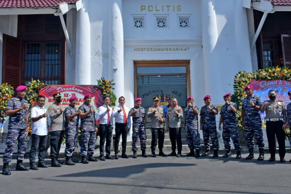 Resimen Kavaleri 2 Marinir Datangi Polrestabes Surabaya