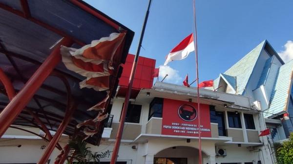 Wujud Duka Cita, Bendera Merah Putih Setengah Tiang berkibar di Sekretariat DPD PDIP Kota Bandung