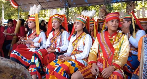 Mamasa Juarai Lomba Musik Bambu Toraya Mala'bi di Tana Toraja