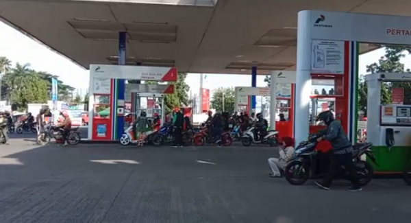 Begini Suasana Hari Pertama Pembelian Pertalite Pakai Link Pendaftaran BBM Subsidi di SPBU Bandung