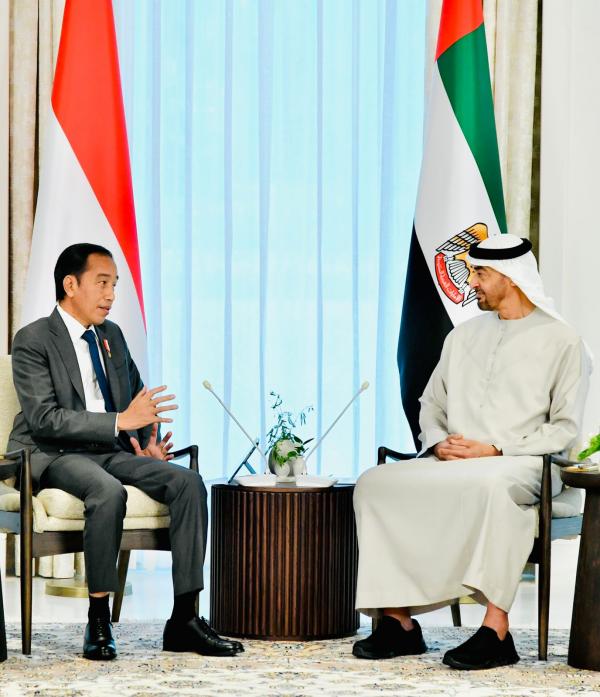 Presiden Jokowi Bertemu Presiden MBZ di Istana Al Shatie