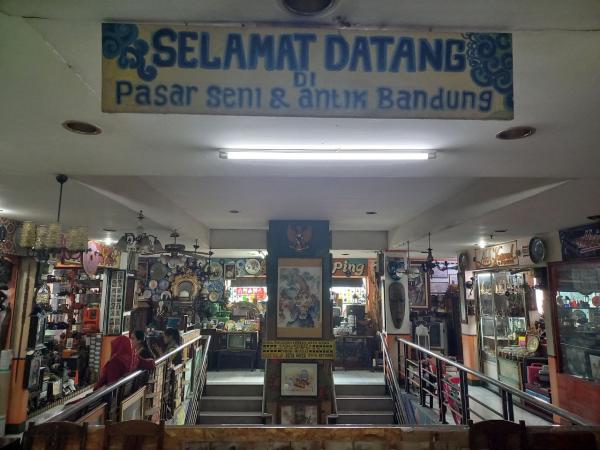 Pasar Antik Cikapundung, Salah Satu Lokasi Tepat Berburu Barang Jadul di Bandung