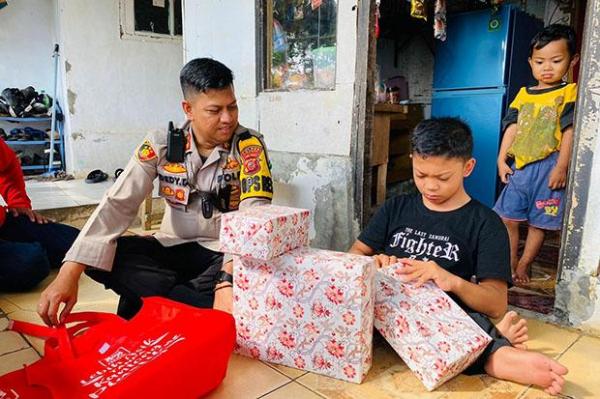 Kapolres Sukabumi Kunjungi Bocah Disabilitas yang Berangkat ke Sekolah Merangkak 