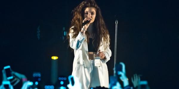 Lirik Lagu dan Terjemahan Lorde-Team