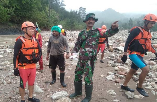 TNI Kodim TTS dan Polisi bantu Basarnas NTT Cari Bocah Terseret Banjir