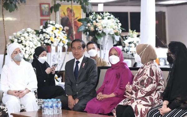 Tjahjo Kumolo Meninggal Dunia, Presiden Jokowi dan Ibu Negara Iriana Takziah ke Rumah Duka