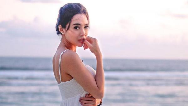 Wika Salim Membius Netizen Lewat Posenya di Pantai Dianggap Boneka Hidup