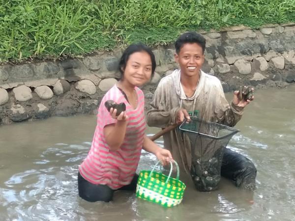 Kisah Anak Pinggir Sungai, Libur Sekolah Dijadikan Waktu Memburu Kerang Disungai