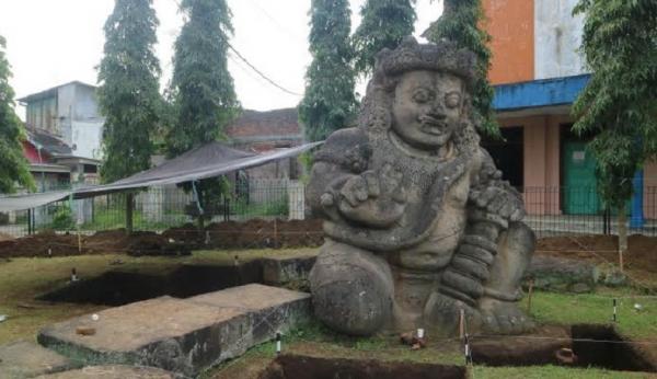 Ekskavasi Arca Dwarapala peninggalan Kerajaan Singasari di Malang