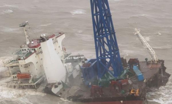 Dihantam Badai Topan Chaba di Laut China Selatan Kapal Terpotong Dua, Puluhan Kru Hilang