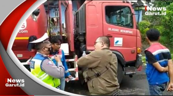 Bocornya Tanki BBM Diduga Tertabrak Truk Pengangkut Mesin Hotmix Di Jalan Raya Cisurupan Garut