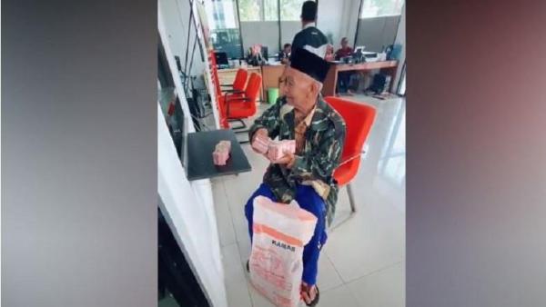 Bawa Duit Sekarung Beli Pajero Sport, Kakek Berusia 103 Tahun Asal Lumajang Bikin Melongo 