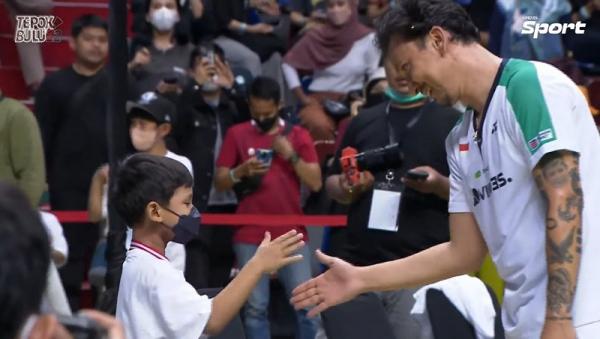 Idaman! Momen Vincent Rompies Peluk Anak dan Istri Usai Menang Tepok Bulu 2022 Bikin Netizen Kagum