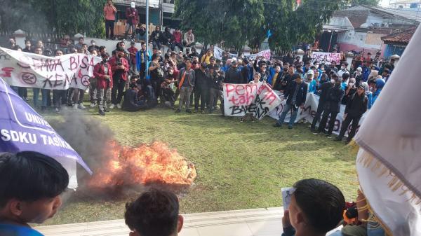 Mahasiwa Unjukrasa Tolak Disahkannya RKUHP, Bakar Ban di Depan Gedung DPRD Kota Tasikmalaya