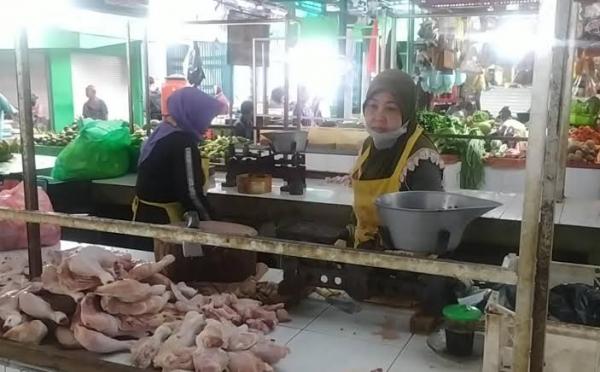 Menjelang Hari Raya Kurban, Pembeli Banyak Beralih Ke Daging Ayam