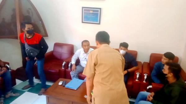 Buntut Kasus PHK, Belasan Karyawan SPBU Ketapang Ngeluruk Kantor DPRD