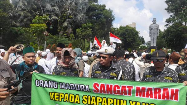 Massa Aliansi Ulama dan Tokoh Jawa Timur Minta Holywings Ditutup Selamanya