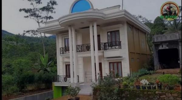 Unik, Deretan Bangunan Mirip Istana Berdiri di Wilayah Pedesaan Cilacap