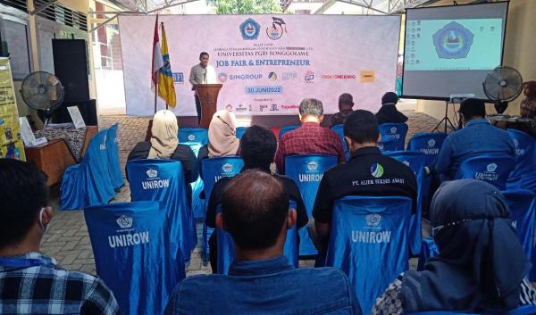 Didukung 10 Perusahaan, Unirow Tuban Gelar Job Fair Untuk Alumni Dan Masyarakat Umum